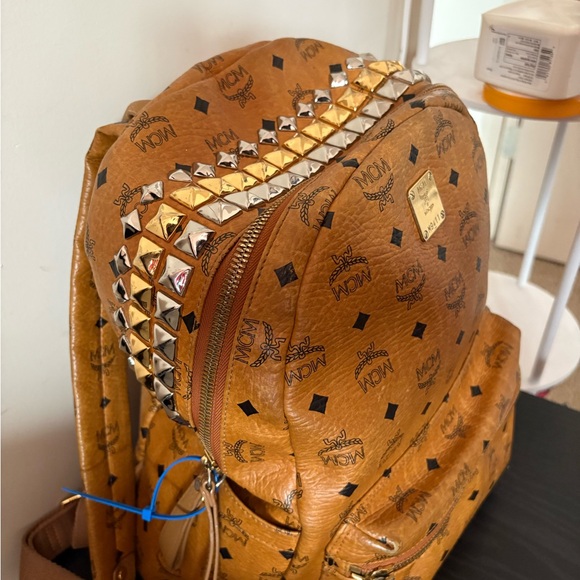 This is a LARGE MCM Bookbag, very very little signs of wear, almost brand new! - Picture 3 of 8